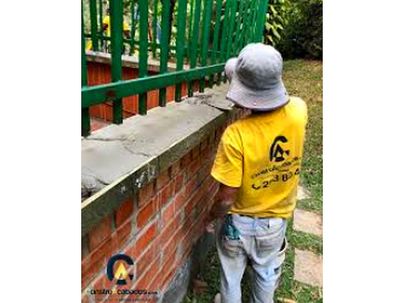 Fabricación de lagrimales y tapas metálicas.