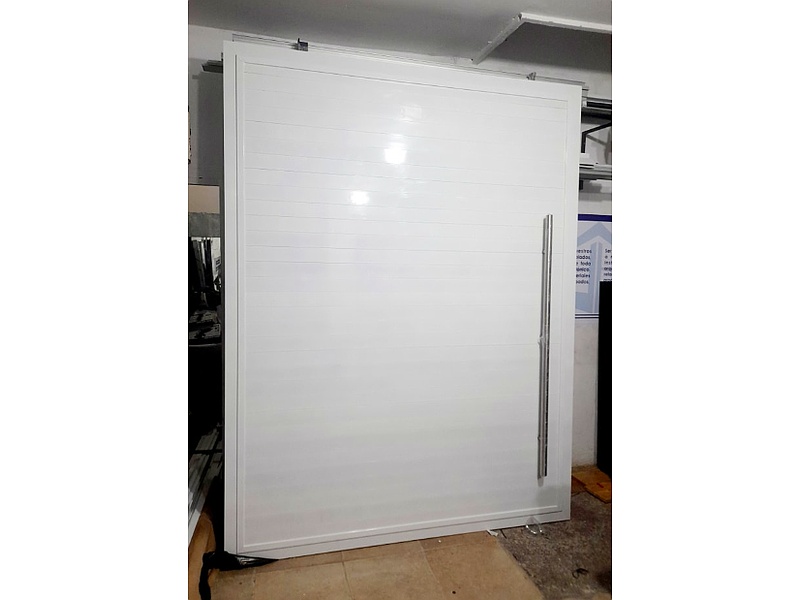 Puerta amplia blancaColombia