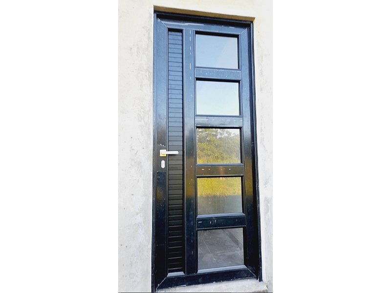 Puerta negra pequeña Colombia